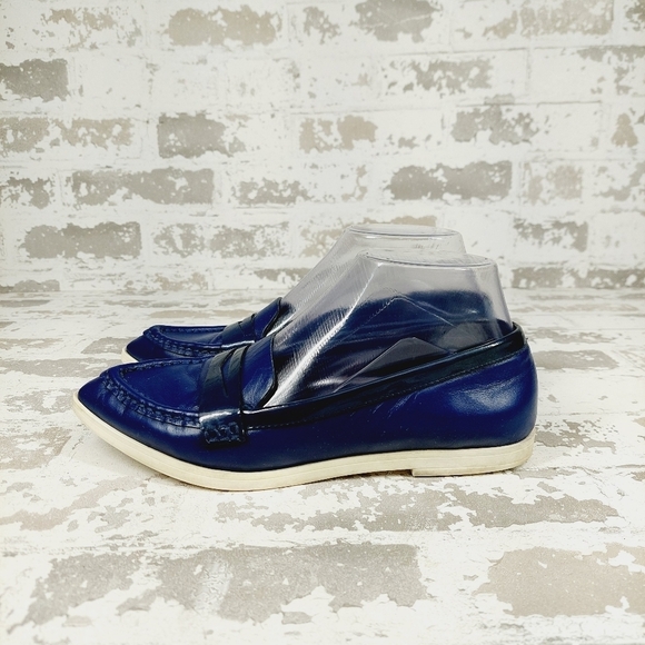 Isaac Mizrahi Blue Leather Featherweight Pointy Toe Penny Flat Loafers A686 - Picture 1 of 9